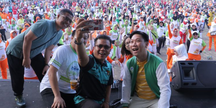 Ribuan Warga Antusias Ikuti Senam Aksi Segar Massal di Plaza Lapangan Upakarti Kabupaten Bandung