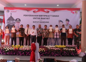 Bupati Bandung Serahkan Sertipikat Tanah Kepada Masyarakat
