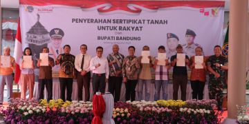 Bupati Bandung Serahkan Sertipikat Tanah Kepada Masyarakat