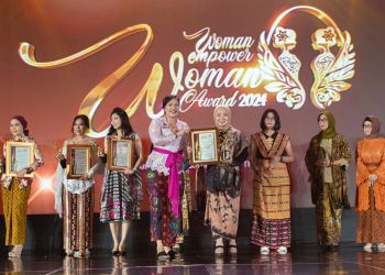Sosok Perempuan Inspiratif: Direktur Komersial dan UMKM bank bjb Raih Woman Empower Woman Award 2024