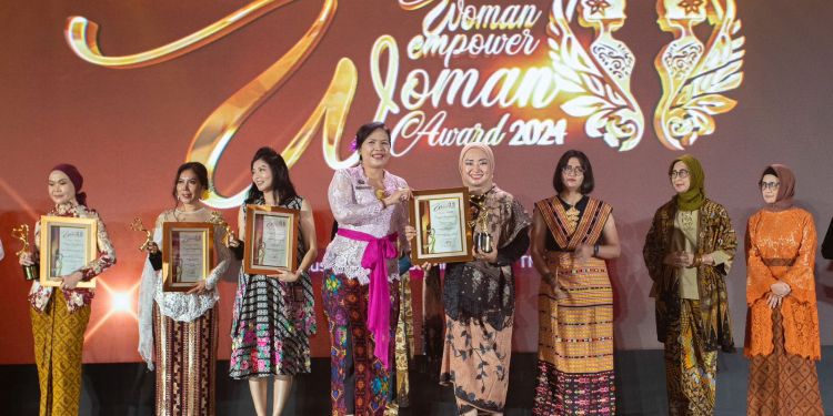 Sosok Perempuan Inspiratif: Direktur Komersial dan UMKM bank bjb Raih Woman Empower Woman Award 2024