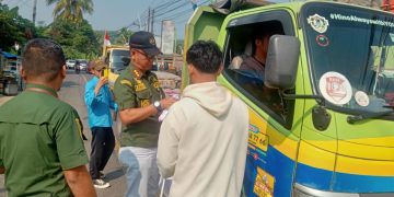 Bentuk Cinta Tanah Air, Forkopimcam Simpenan Bagikan Bendera Secara Gratis Dijalanan