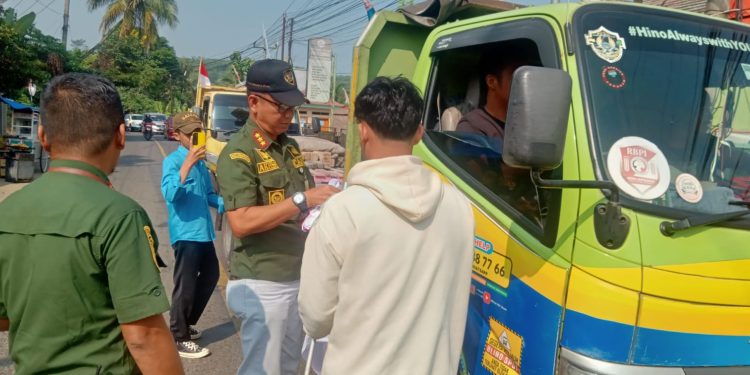 Bentuk Cinta Tanah Air, Forkopimcam Simpenan Bagikan Bendera Secara Gratis Dijalanan