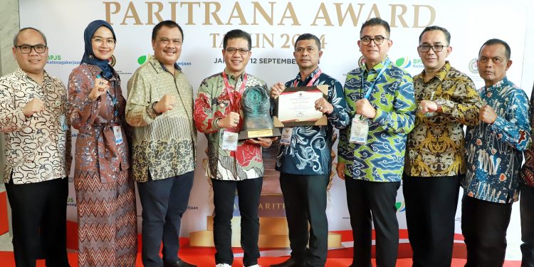 Bupati Bandung Raih Penghargaan Anugerah Paritrana Award 2024 dari Presiden RI