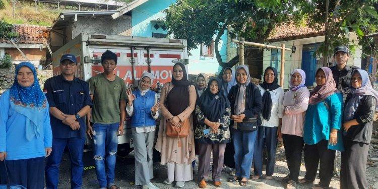 Pemberdayaan Masyarakat, Universitas Sangga Buana Kunjungi Desa Jembarwangi untuk Praktik Pembuatan Kripik Mangga