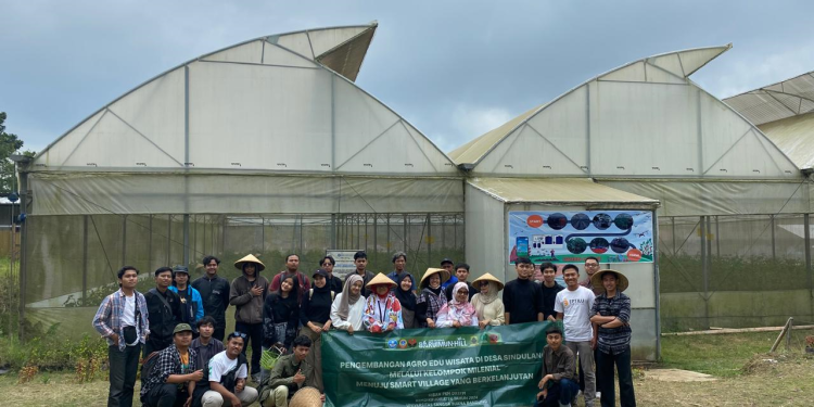 Tim PKM Universitas Sangga Buana dan Kelompok Tani Milenial Belajar dari Agro Wisata EPTILU Garut