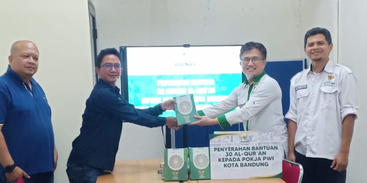 Baznas Kota Bandung Serahkan 30 Mushaf Al-Qur’an untuk Dukung Program Ngaji Bareng Wartawan