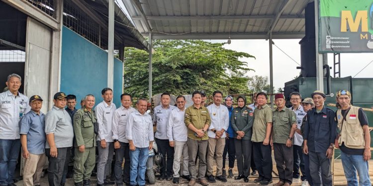 Optimalkan Pengelolaan Sampah, Pjs. Bupati Bandung dan DLH Tinjau TPS3R dan Mesin Motah di Desa Neglasari Majalaya