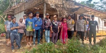 Polsek Lengkong Renovasi Rumah Tidak Layak Huni