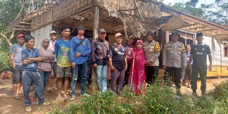Polsek Lengkong Renovasi Rumah Tidak Layak Huni