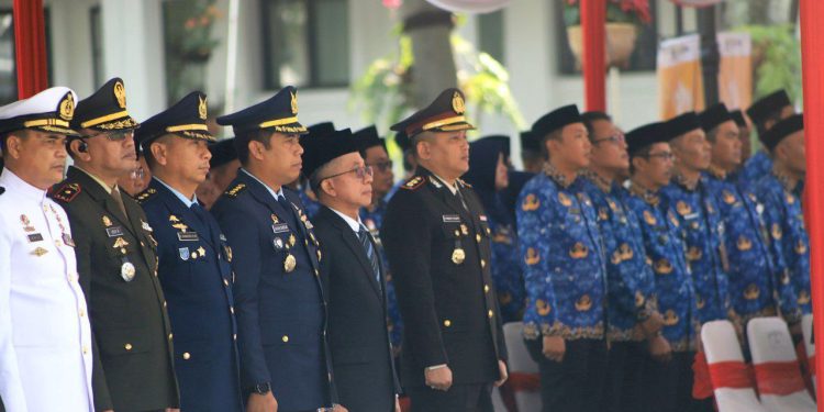 Sembilan Pegawai Negeri Sipil Dianugerahi Penghargaan Satyalancana Karya Satya