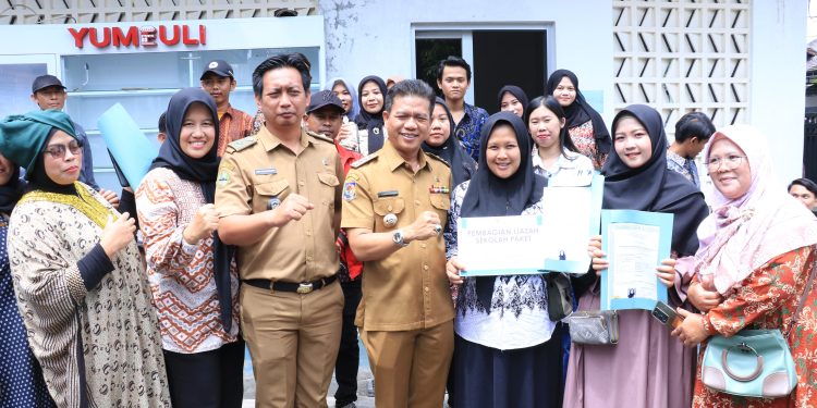 Bentuk Perhatian Pemerintah, Bupati Bandung Serahkan Ijazah Paket A, B dan C, serta Sertifikat PTSL dan Insentif RT/RW di Desa Lengkong