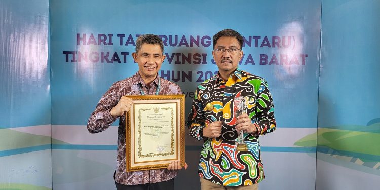 Pjs. Gubernur Jabar Beri Penghargaan Pemkab Bandung di Bidang Penyelenggaraan Penataan Ruang