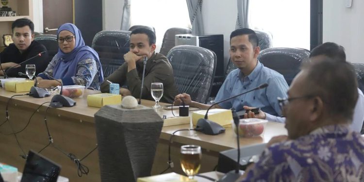 Komisi C DPRD Kota Bandung Undang Peneliti Pusat Studi Komunikasi Lingkungan, Bahas Strategi Pengelolaan Sampah