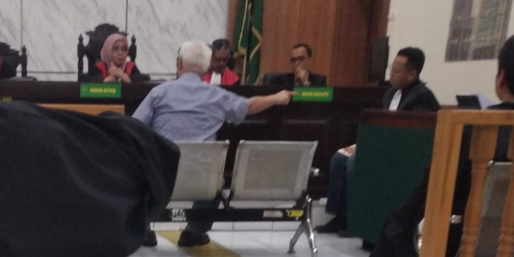 Kontroversi-Cek-99-Lembar-Senilai-Rp1-Miliar-di-Sidang-Kasus-Penipuan-dan-Penggelapan-Duit-Terungkap