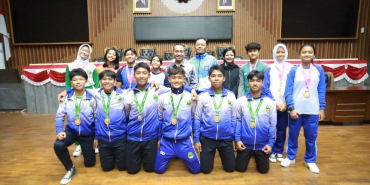 Perjuangan Atlet Muda, Asep Mulyadi Sambut Juara Sepak Bola SMP di Gedung DPRD