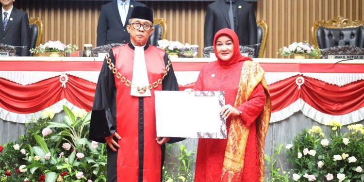 Rapat-Paripurna-DPRD-Kota-Bandung-Pengucapan-Sumpah-Pimpinan-Masa-Jabatan-2024-2029-oleh-Rieke-Suryaningsih