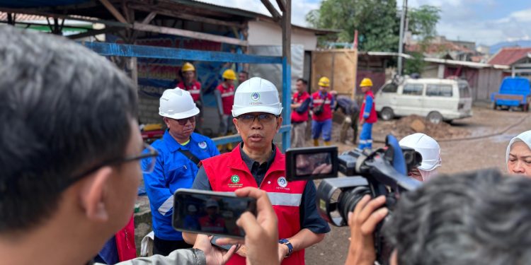 Insiden Kebocoran Pipa Induk PDAM Tirtawening di Jalan Stasiun Barat Banjaran, 40 Ribu Pelanggan Kehilangan Akses Air