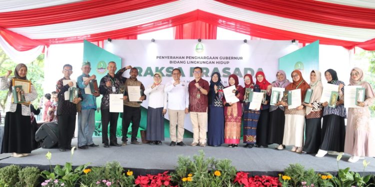 Well! Bupati Bandung Raih Penghargaan Bidang Lingkungan dari Pemprov Jabar