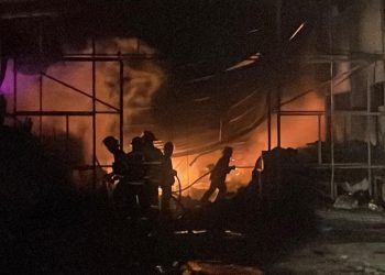 Heroik! Damkar Kabupaten Bandung Berhasil Padamkan Kebakaran Hebat Pabrik Plastik