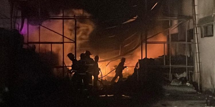 Heroik! Damkar Kabupaten Bandung Berhasil Padamkan Kebakaran Hebat Pabrik Plastik