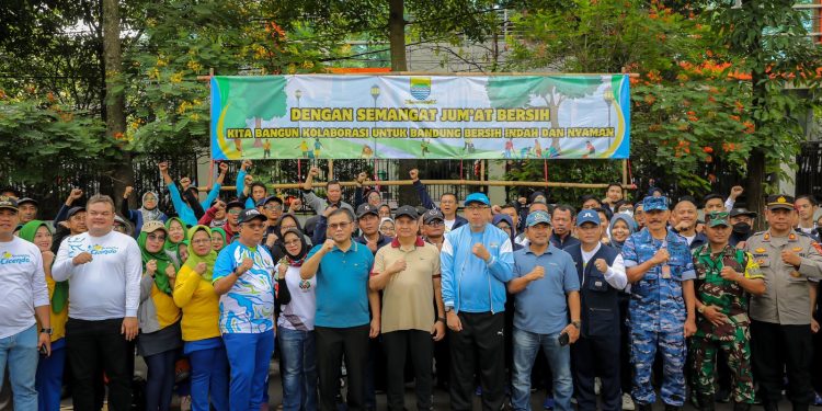 Masyarakat dan Pemerintah Berkolaborasi dalam Program Jumat Bersih di Kota Bandung