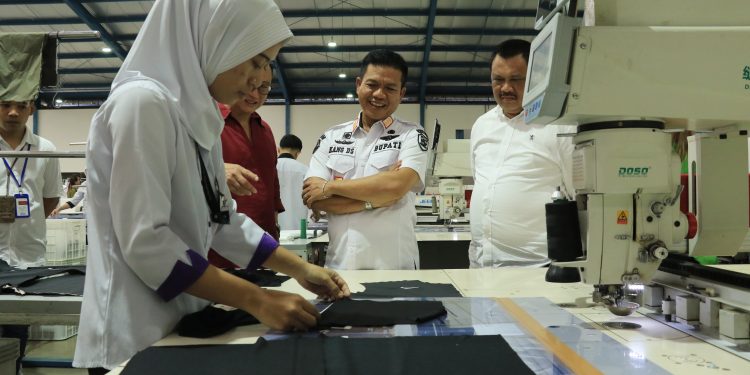 Realisasikan Program 50 Ribu Pekerja dan Wirausaha, Bupati Bandung Gelar Factory Tour