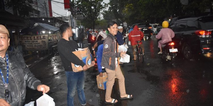 Dibawah Guyuran Hujan, Pokja PWI Kota Bandung Bagikan Takjil Gratis