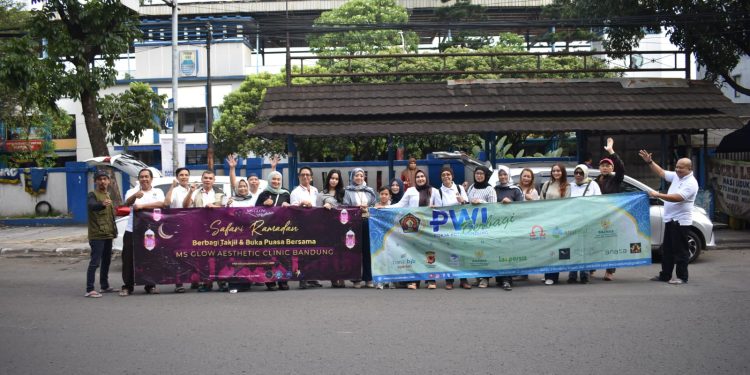 Pokja PWI Kota Bandung dan Mitra Berbagi Takjil, Wujud Kepedulian di Bulan Ramadan