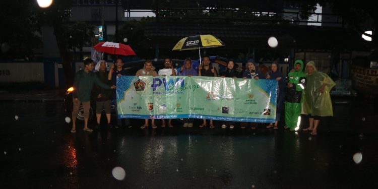 Ramadan 1446 H: Pokja PWI Kota Bandung Sukses Bagikan 300 Paket Makanan di Tengah Hujan