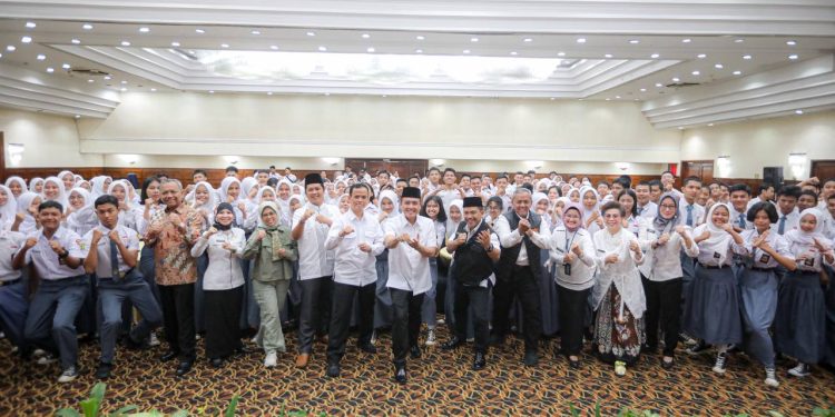 300 Siswa SMA dan SMK Ikuti Pendidikan Politik Generasi Muda Kesbangpol Kota Bandung