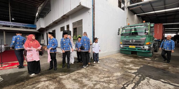 Di Tengah Perang Dagang Global, Siti Marfuah Iringi Pelepasan Ekspor Produk Bandung ke Jepang