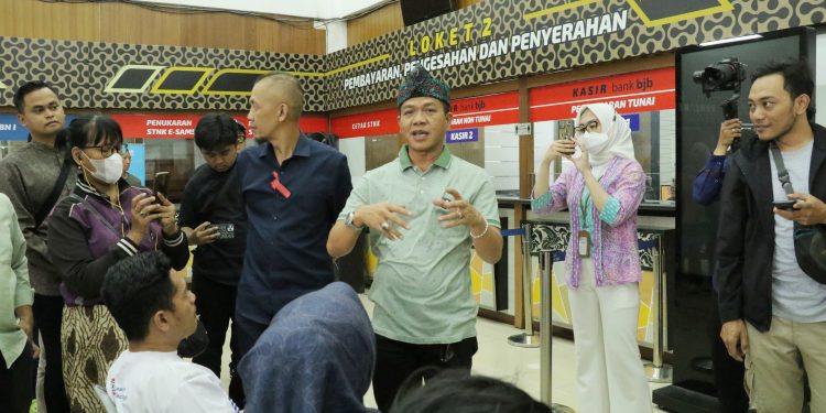 Antrean Samsat Membludak, Bupati Bandung akan Tambah Tiga Lokasi Pembayaran Pajak di Soreang