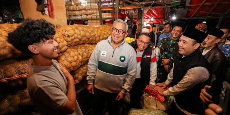 Sahur di Pasar Caringin, Wali Kota Bandung Pastikan Ketersediaan Pangan Aman