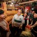 Sahur di Pasar Caringin, Wali Kota Bandung Pastikan Ketersediaan Pangan Aman