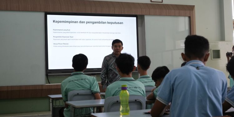 Yoel Yosaphat Berbagi Pengalaman Politik di One Day Work 2025 SMA Santa Angela Bandung