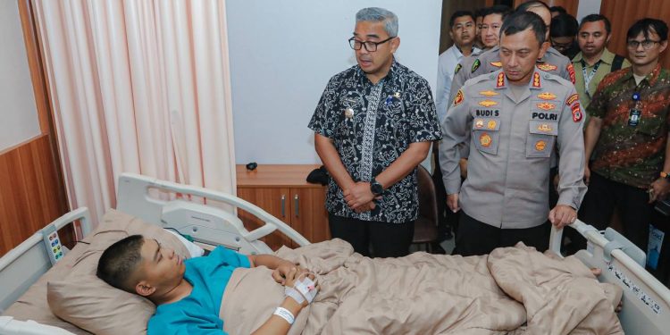 Jenguk Anggota Polisi Pengamanan Laga Persib, Farhan: Bentuk Kolaborasi Forkopimda