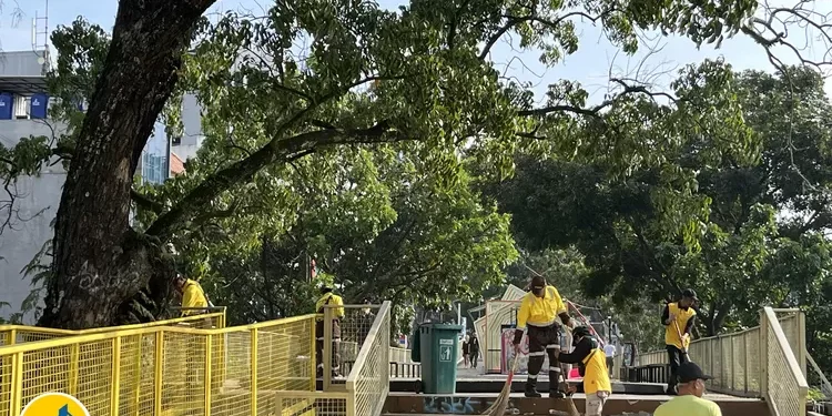 Kolaborasi dan Gotong Royong Bersihkan Teras Cihampelas