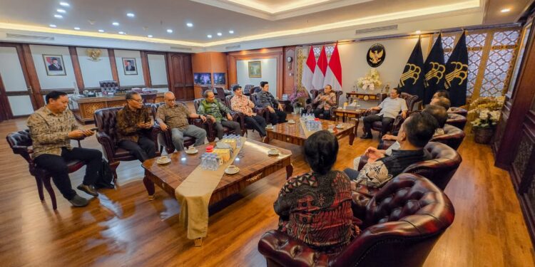 Bertemu Menkum dan Kapuspen TNI: Presiden Titip Pesan PWI Harus Solid dan Bersatu