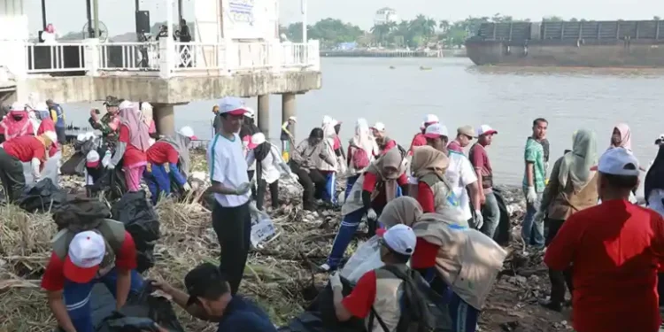 Yayasan WINGS Peduli Perluas Kampanye ke Sumatera Selatan Lewat Aksi Bersih Sungai Musi dan Bank Sampah Sekolah