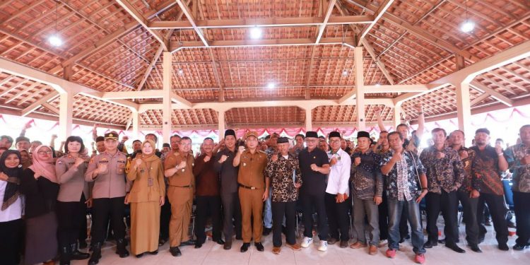 Anggota DPRD Kota Bandung Hadiri Pelantikan Ketua RW dan RT di Kelurahan Pasirwangi Masa Bakti 2025-2030