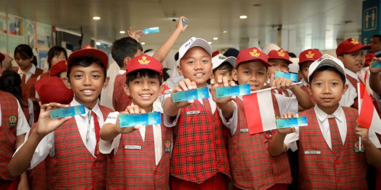 Dampingi Studi Tur ke PT DI, Farhan Beberkan Kerennya Dirgantara Bandung