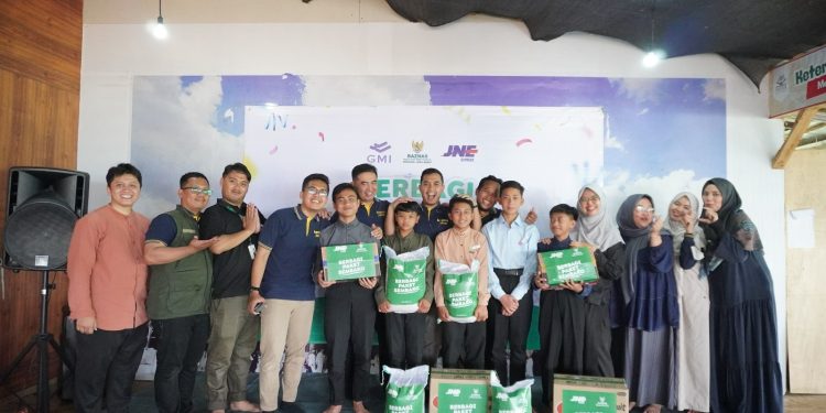 BAZNAS Jabar Salurkan Bantuan Sembako dan Sedekah Gizi untuk Santri di Hari Anak Nasional