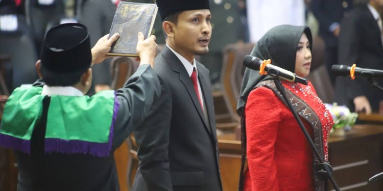 Nina Fitriana dan Sendi Lukmanulhakim Dilantik Menjadi Anggota DPRD Melalui Pengganti Antar Waktu