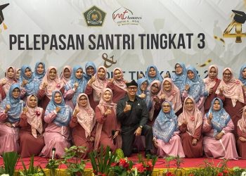 Pimpinan DPRD Melepas Kelulusan Santri Tingkat III dan Apresiasi 125 Santri MDKT Kecamatan Regol