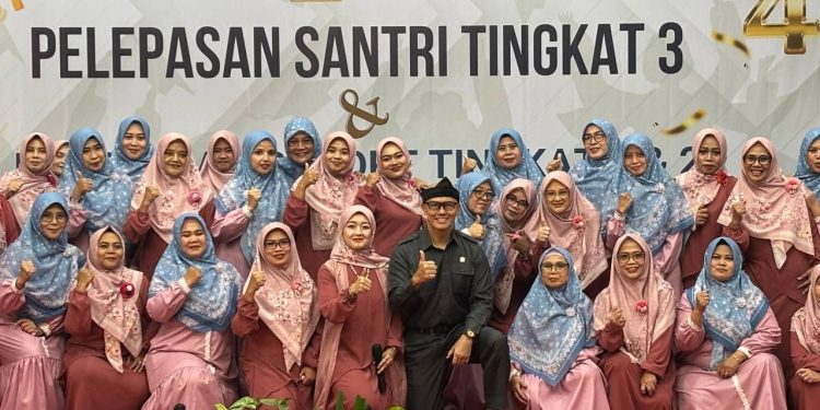 Pimpinan DPRD Melepas Kelulusan Santri Tingkat III dan Apresiasi 125 Santri MDKT Kecamatan Regol