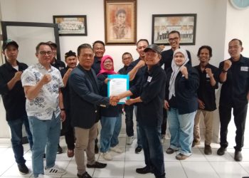 Ketua SMSI Jabar Serahkan SK kepada Mulyani Basir, Pimpin SMSI Kabupaten Bandung Periode 2025-2028
