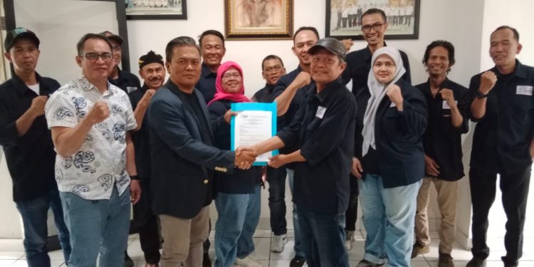 Ketua SMSI Jabar Serahkan SK kepada Mulyani Basir, Pimpin SMSI Kabupaten Bandung Periode 2025-2028