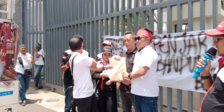 Demo Panas di Bandung! Ade Zakir Dituding Biang KKN, Dana Stunting Rp 5,4 Miliar Disebut Raib