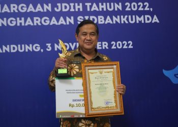 Mantan Sekretaris DPRD Kota Bandung, H. Salman Fauzi, meninggal dunia. Sosoknya dikenal berdedikasi tinggi dan berprestasi di pemerintahan.